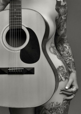 Muziek Instrument gitaar Body Paint Tattoo Naakt Vrouw - ZW.jpg
